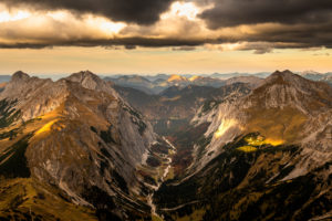 Herbst im Karwendel, das Laliderertal mit Rißer Falk, laliderer Falk, Ladizköpfle, Gumpenspitze, Gamsjoch und Roßkopf am Abend. Herbst im Karwendel, das Laliderertal mit Rißer Falk, laliderer Falk, Ladizköpfle, Gumpenspitze, Gamsjoch und Roßkopf am Abend.